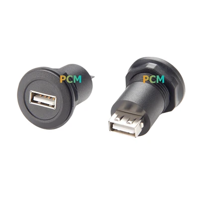USB typ A 2. 0 Muž a žena prechádza cez okrúhly panel držiak